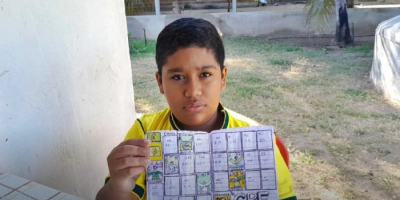 Menino sousense desenha o próprio álbum da Copa à mão e viraliza na web