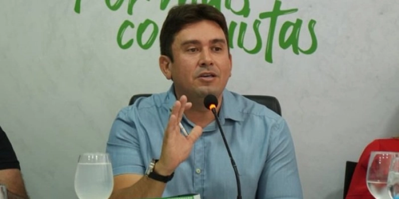 Helder Carvalho presta, nesta sexta, entrevista coletiva em ritmo do São Pedro das Antigas, na Lagoa dos Estrelas