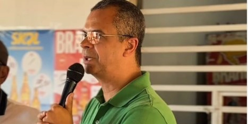 Jutay Meneses homenageia pescadores artesanais durante visita à Colônia de Diamante
