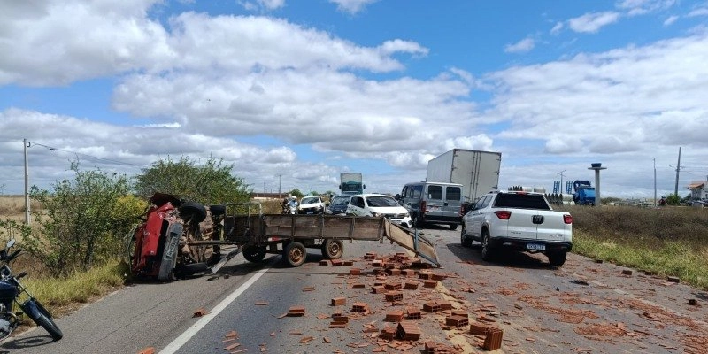 Acidente na saída de Sousa para Marizópolis envolve caminhão e carro com reboque com vítima socorrida ao Hospital 
