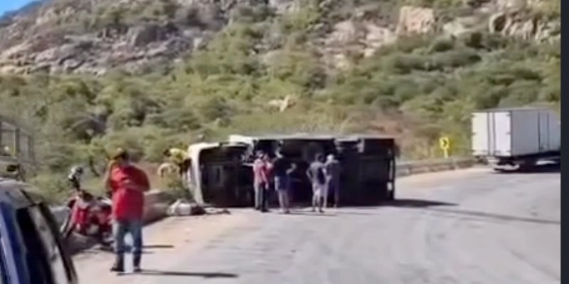 Caminhão baú tomba na Serra do Teixeira, no Sertão da Paraíba; motorista é socorrido