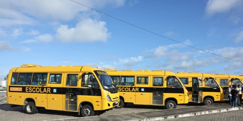 Lucas Ribeiro entrega novos ônibus escolares com investimento de R$ 22 milhões