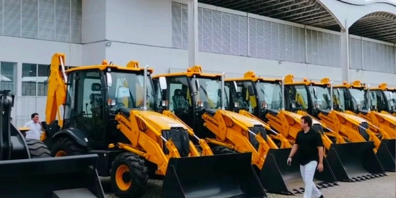Prefeito Helder Carvalho recebe retroescavadeira e caminhão-pipa durante cerimônia da Codevasf em João Pessoa