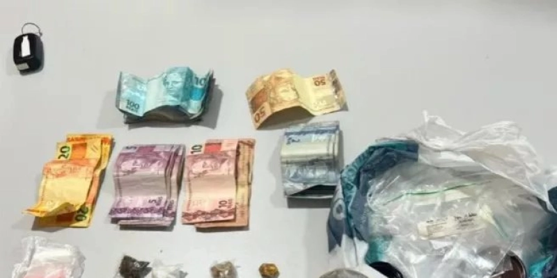 Polícia Militar apreende drogas e conduz duas mulheres à delegacia durante operação no bairro Liberdade, em Patos