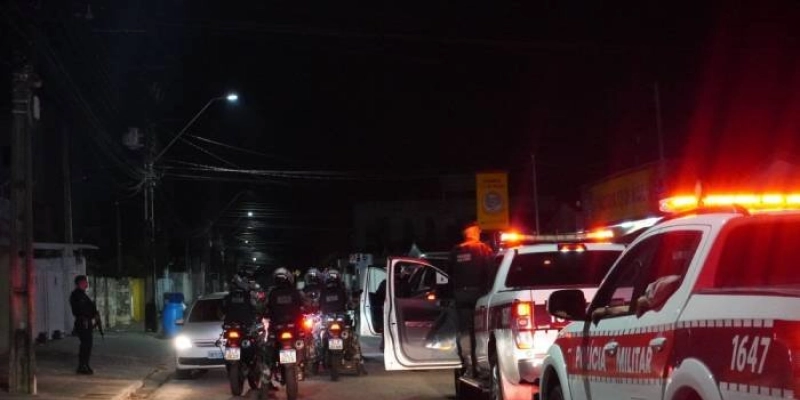 Denúncia leva polícia a estourar ponto de tráfico e prender três; submetralhadora e revólver são apreendidos