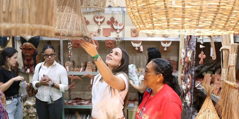 Primeira-dama Camila Mariz acompanha artesãos paraibanos na Fenearte, em Pernambuco