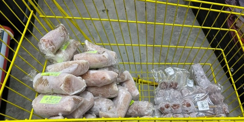 MP-Procon autua cinco supermercados em Patos após encontrar produtos vencidos e outras irregularidades