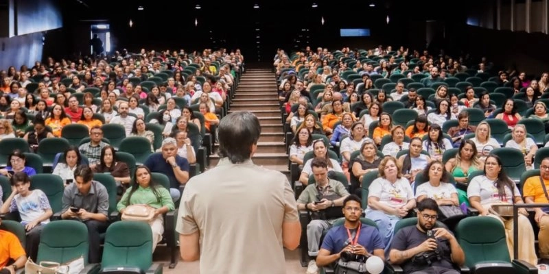 Leo Bezerra defende união de esforços para fortalecer a proteção de crianças e adolescentes na era digital