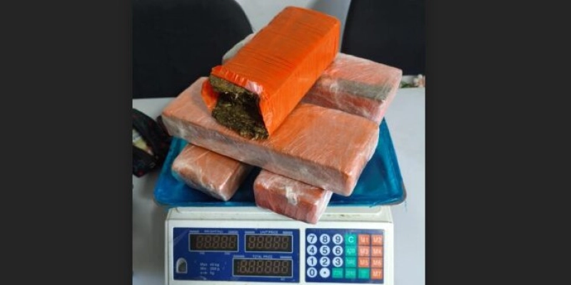 Casal é preso com 6 kg de maconha e cocaína durante operação policial no interior da PB
