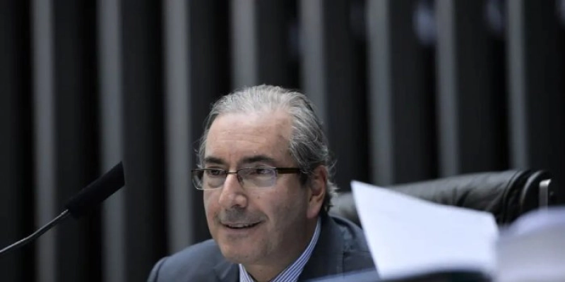 Dino suspende verbas, bloqueia bens de Cunha e dá dez dias para Hugo Motta apresentar documentos