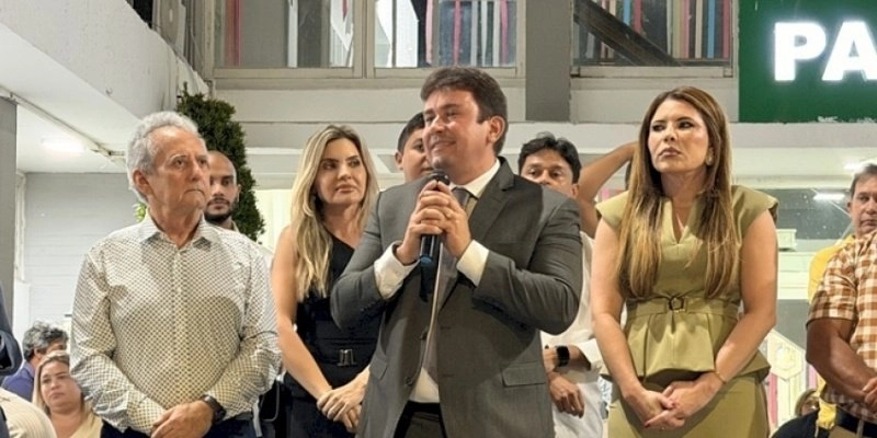 Johanna Estrela e Helder Carvalho dividem solenidade e alimentam rumores de aproximação