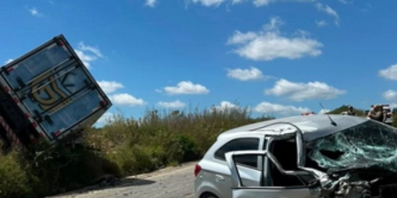 Colisão frontal entre caminhão e carro de PM deixa quatro feridos na PB-238, Sertão da PB