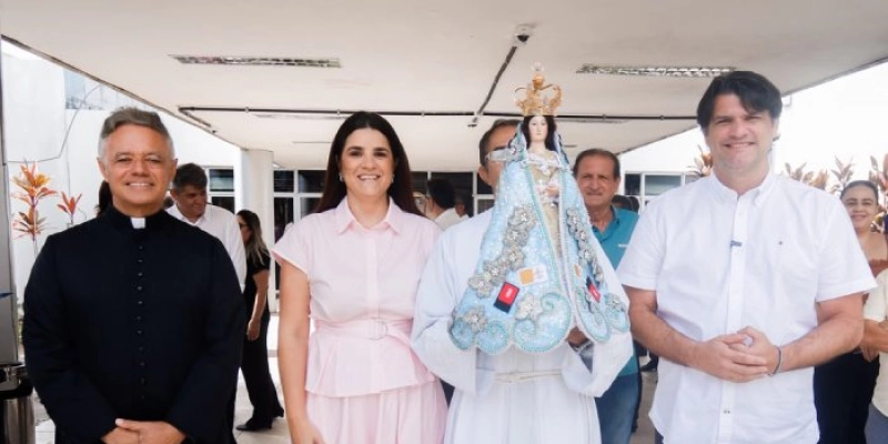Leo Bezerra recebe imagem de Nossa Senhora das Neves e destaca fé no serviço público