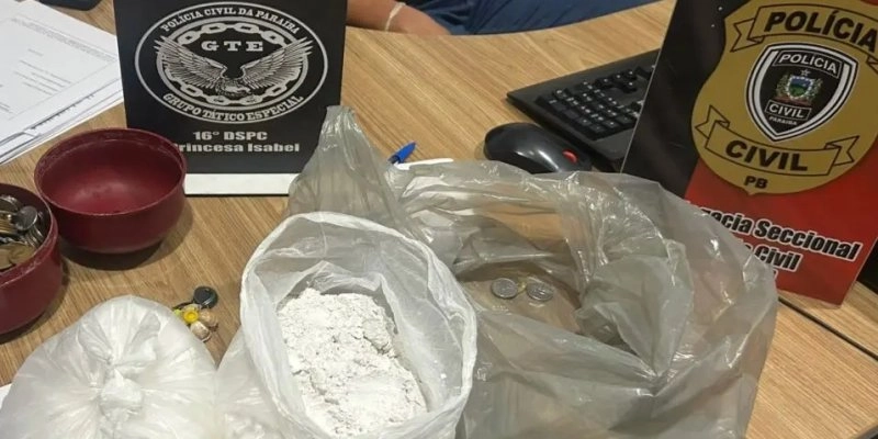 Mãe e filho são presos por suspeita de tráfico de drogas no sertão 