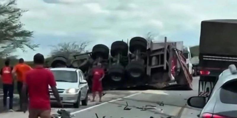 Colisão entre carreta e veículos deixa três mortos na Paraíba
