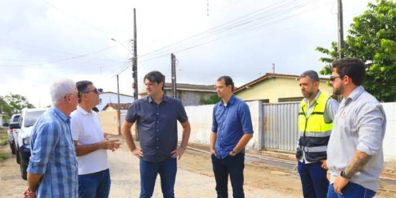 Leo Bezerra acompanha obras de pavimentação, drenagem e educação no bairro das Indústrias