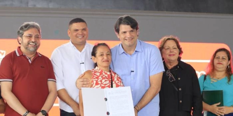 Leo Bezerra entrega 70 escrituras e garante direito à casa própria para famílias de João Pessoa