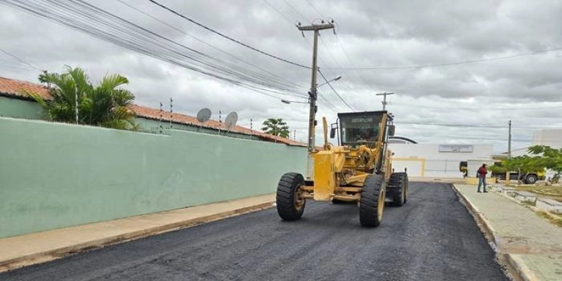 Gestão Helder Carvalho inicia serviço de asfaltamento no bairro José Lins do Rêgo, em Sousa