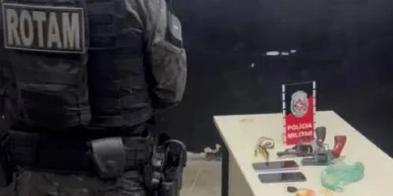 Tentativa de fuga termina com foragido por homicídio preso e armas apreendidas em Cajazeiras