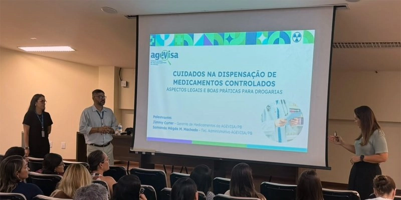 Agevisa capacita profissionais de farmácias sobre nova regra de dispensação de remédios controlados