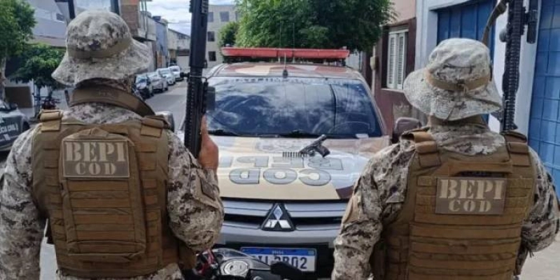 Suspeito foge para a mata e abandona moto com arma escondida no banco na divisa da Paraíba com o Ceará