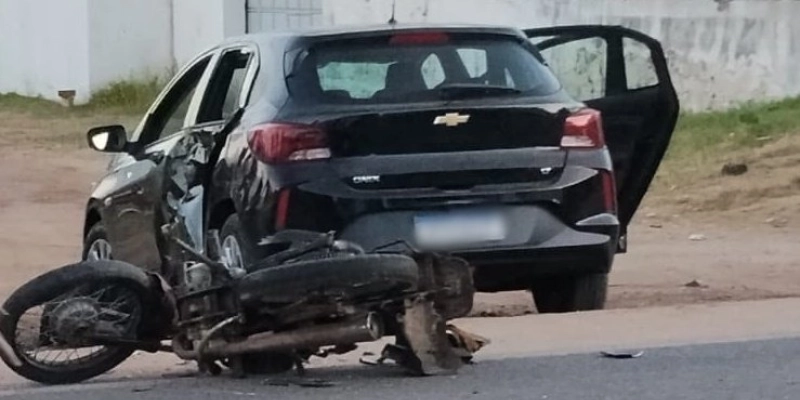 Jovem fica ferido após colisão entre motocicleta e carro na BR-230, em Sousa