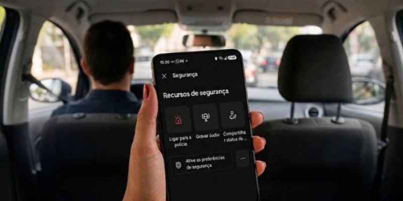 Criança autista e mãe são expulsas de carro de aplicativo debaixo de chuva na PB