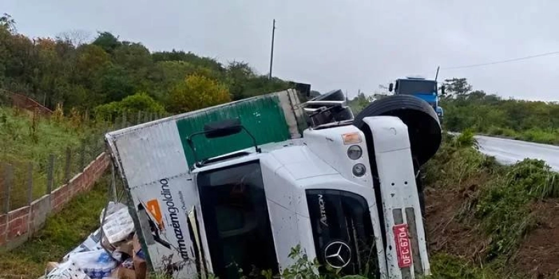 Caminhão de empresa do Sertão tomba em Monteiro e ocupantes se salvam sem ferimentos graves