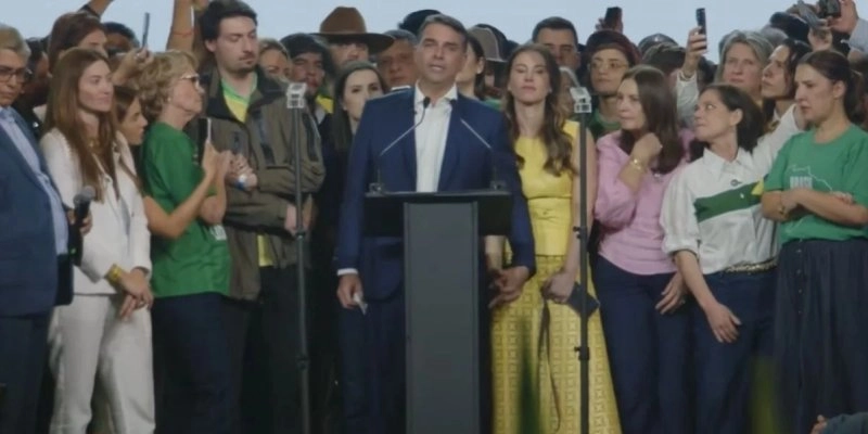 Flávio Bolsonaro é oficializado candidato à Presidência e afirma que receberá faixa de Jair Bolsonaro