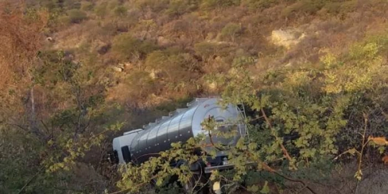 Santa-cruzense salta de caminhão desgovernado após falha mecânica na Serra do Teixeira; vítima sofreu ferimentos