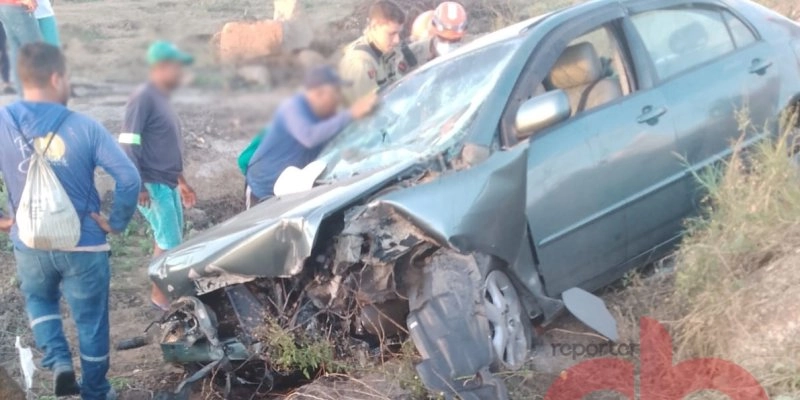 Casal de Sousa fica ferido após carro sair da pista e colidir com pedra na BR-230 