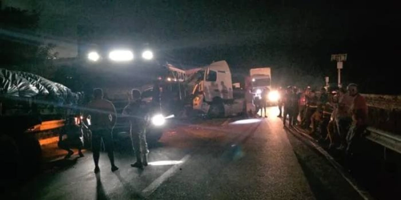 Acidente com veículos de carga deixa ferido e trava o trânsito na BR-101, no Litoral Sul da Paraíba