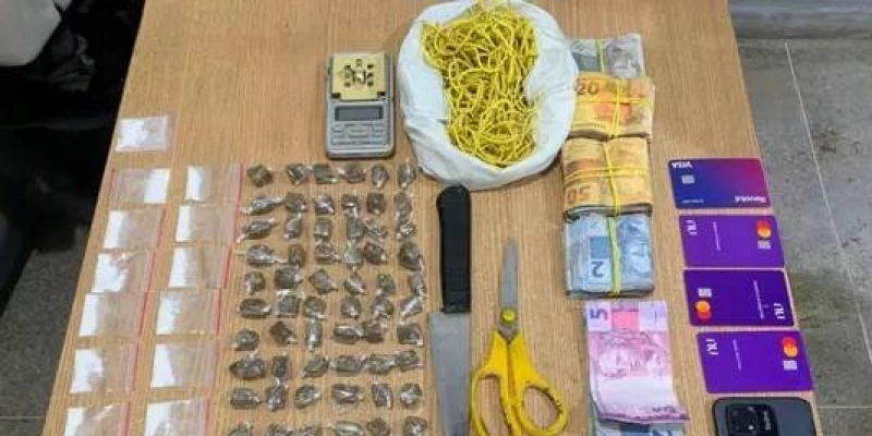 Suspeitos tentam fugir de viatura, mas são presos com drogas e mais de R$ 2,6 mil