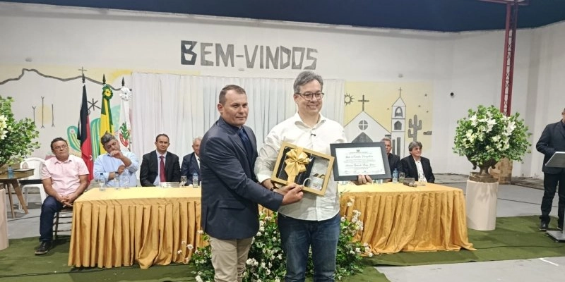 Júnior Araújo recebe Título de Cidadão de Vieirópolis durante celebração dos 32 anos do município
