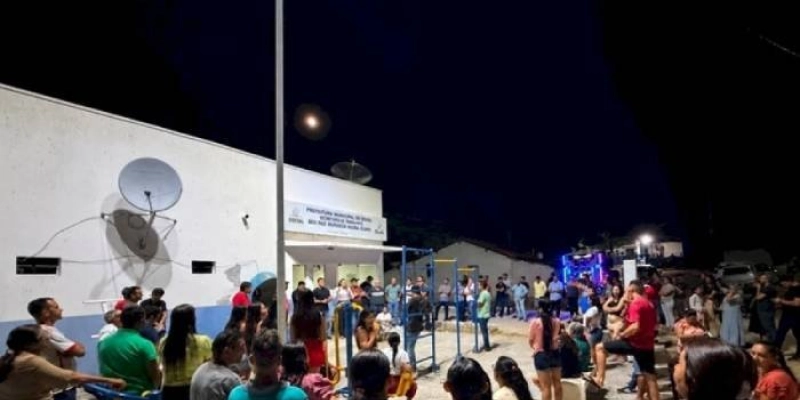Prefeito Helder Carvalho comemora com moradores da Comunidade Rural Curral Velho a entrega de pavimentação e iluminação em LED