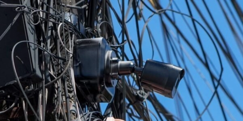 Operação remove sistema clandestino de câmeras que monitorava forças de segurança na Capital