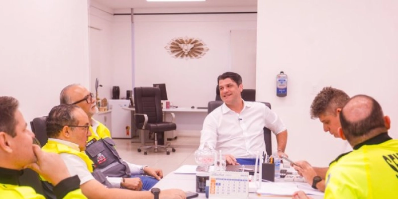 Leo Bezerra dá posse a novos agentes e reforça mobilidade durante aniversário de João Pessoa