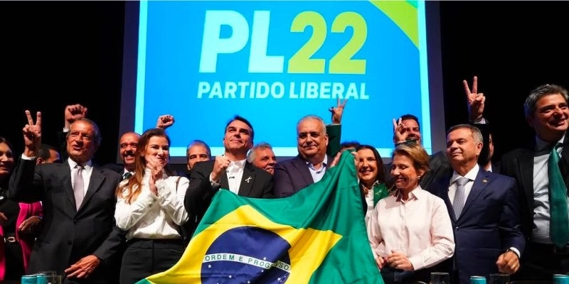 Flávio Bolsonaro anuncia Alfredo Gaspar como candidato a vice-presidente da República