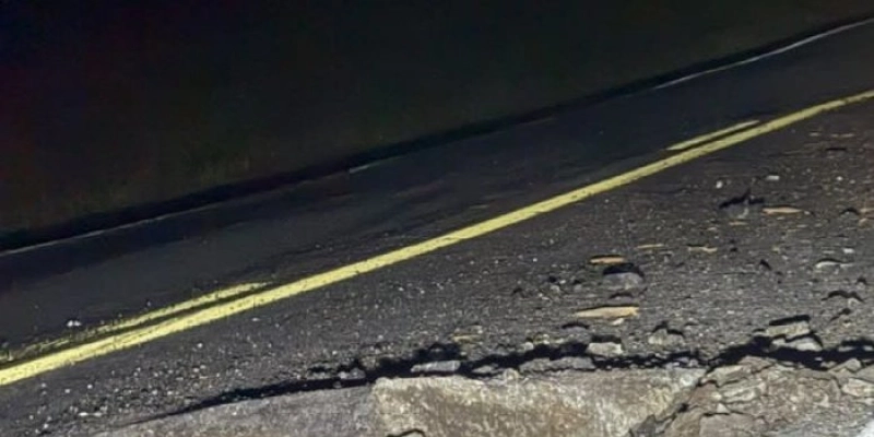 Pedra de granito cai de carreta e abre cratera na BR-230, no interior da Paraíba