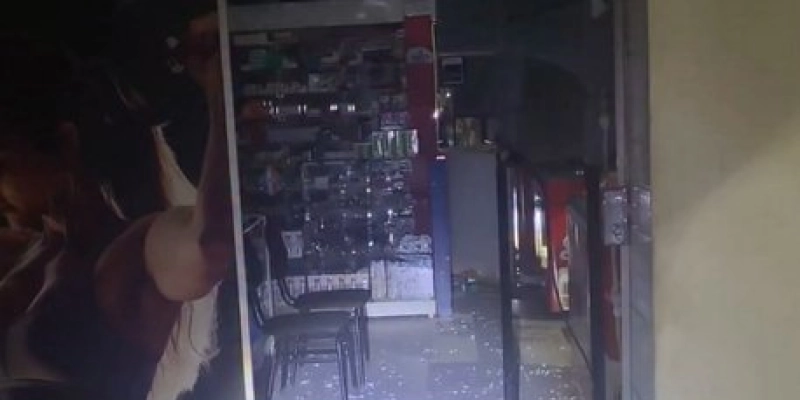 Farmácia no Centro de Cajazeiras é arrombada com uso de pedra na madrugada desta quinta