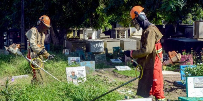Emlur realiza ações de limpeza e conservação nos cemitérios públicos para o Dia dos Pais