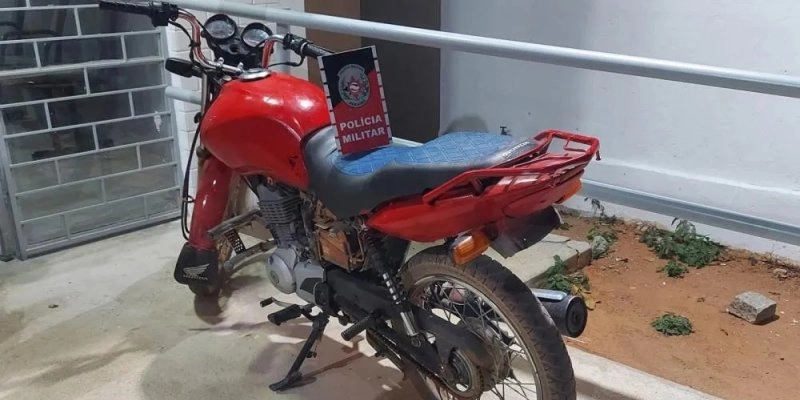 Polícia recupera motocicleta roubada escondida em área de mata