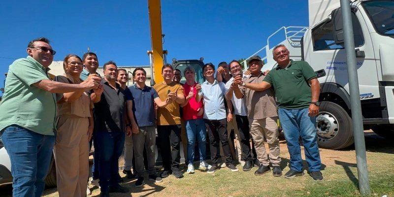 Helder destaca avanço da educação e mais de R$ 500 milhões em investimentos durante entrega de novos veículos