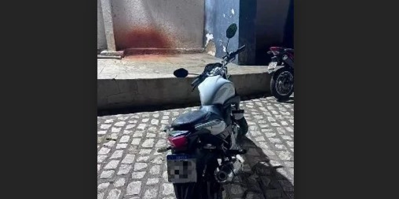 ROTAM apreende motocicleta adulterada e abandonada em calçada em São João do Rio do Peixe