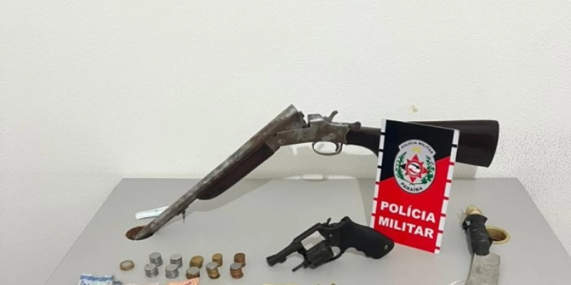 PM apreende armas, crack e prende suspeito de tráfico na Rua do Meio, em Patos