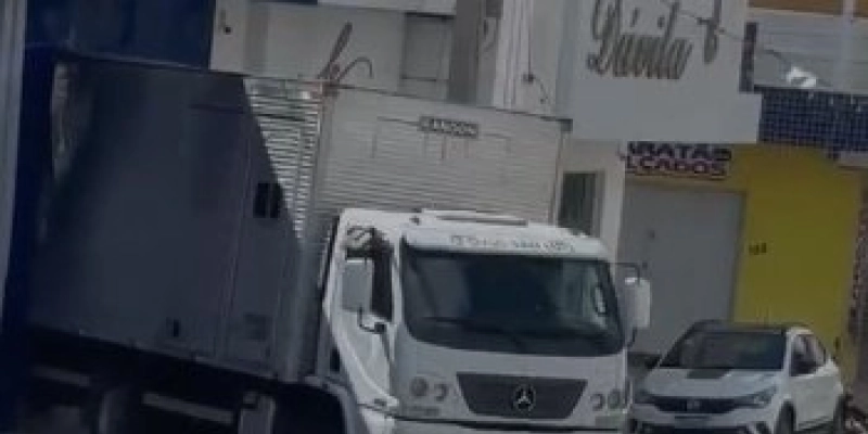 Caminhão desgovernado atinge mulher e criança no Centro de Paulista, no Sertão da Paraíba