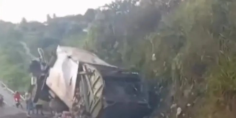 Colisão tripla deixa três mortos e um ferido na rodovia BR-104, na Paraíba