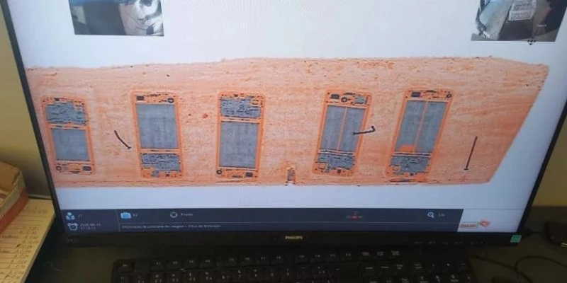 Policiais penais encontram cinco celulares escondidos dentro de tábua em área externa de presídio