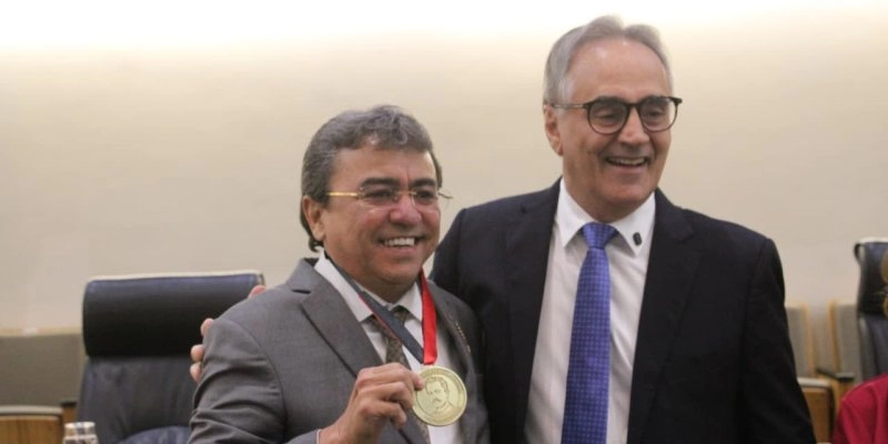 Propositura do deputado Luciano Cartaxo, ALPB homenageia José Arlan Rodrigues com a Medalha Epitácio Pessoa