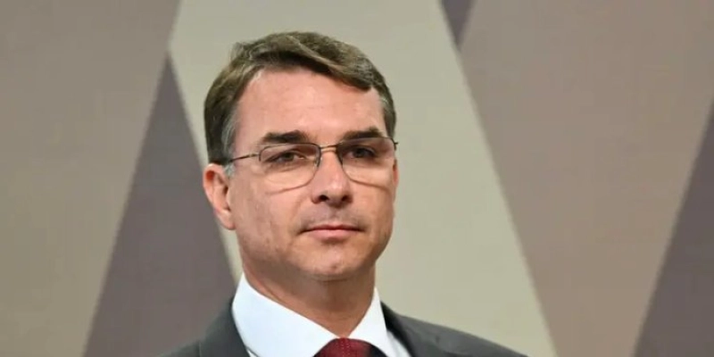 Inconsistência em sistema do TSE altera filiação de Flávio Bolsonaro e trava registro de candidatura